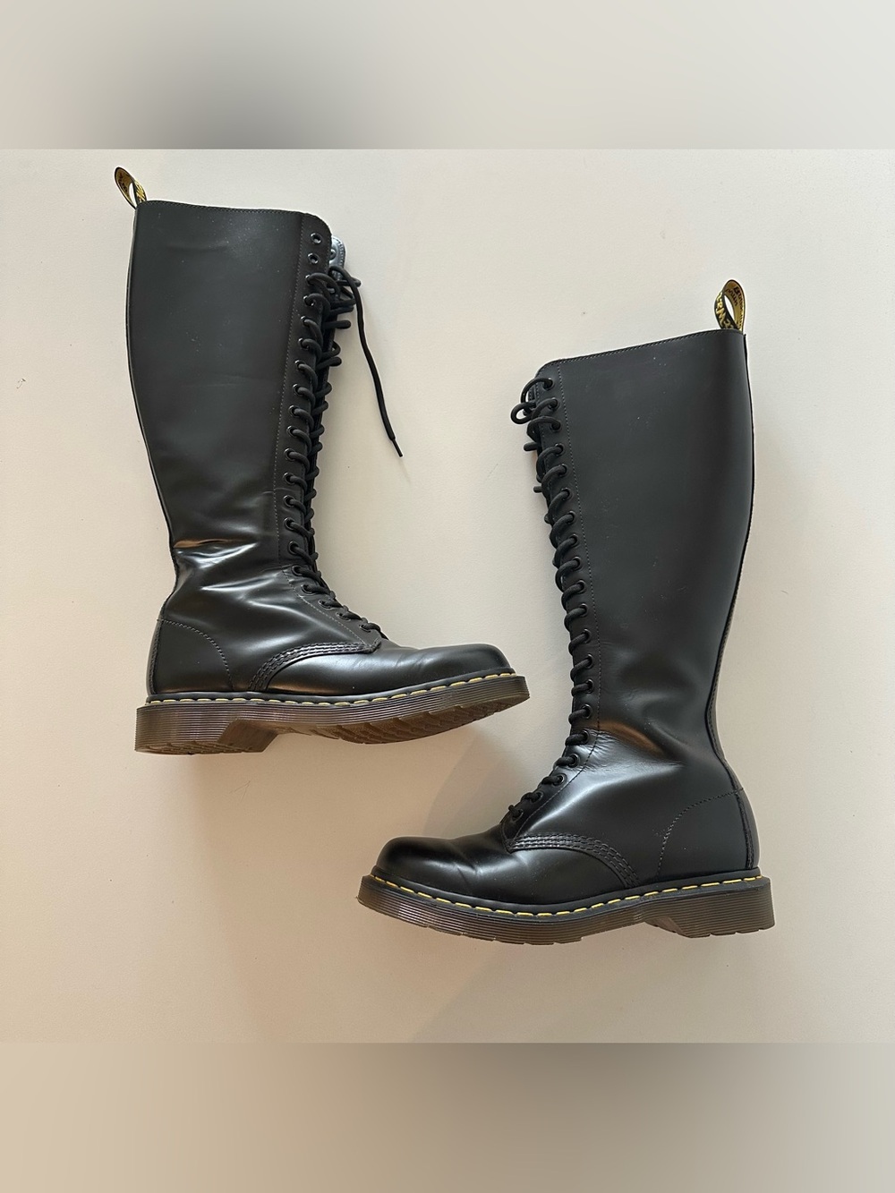 Dr. Martens 12270 Leather Tall 20 Eye Knee High Combat Boots Black 8 1B60?
Thes